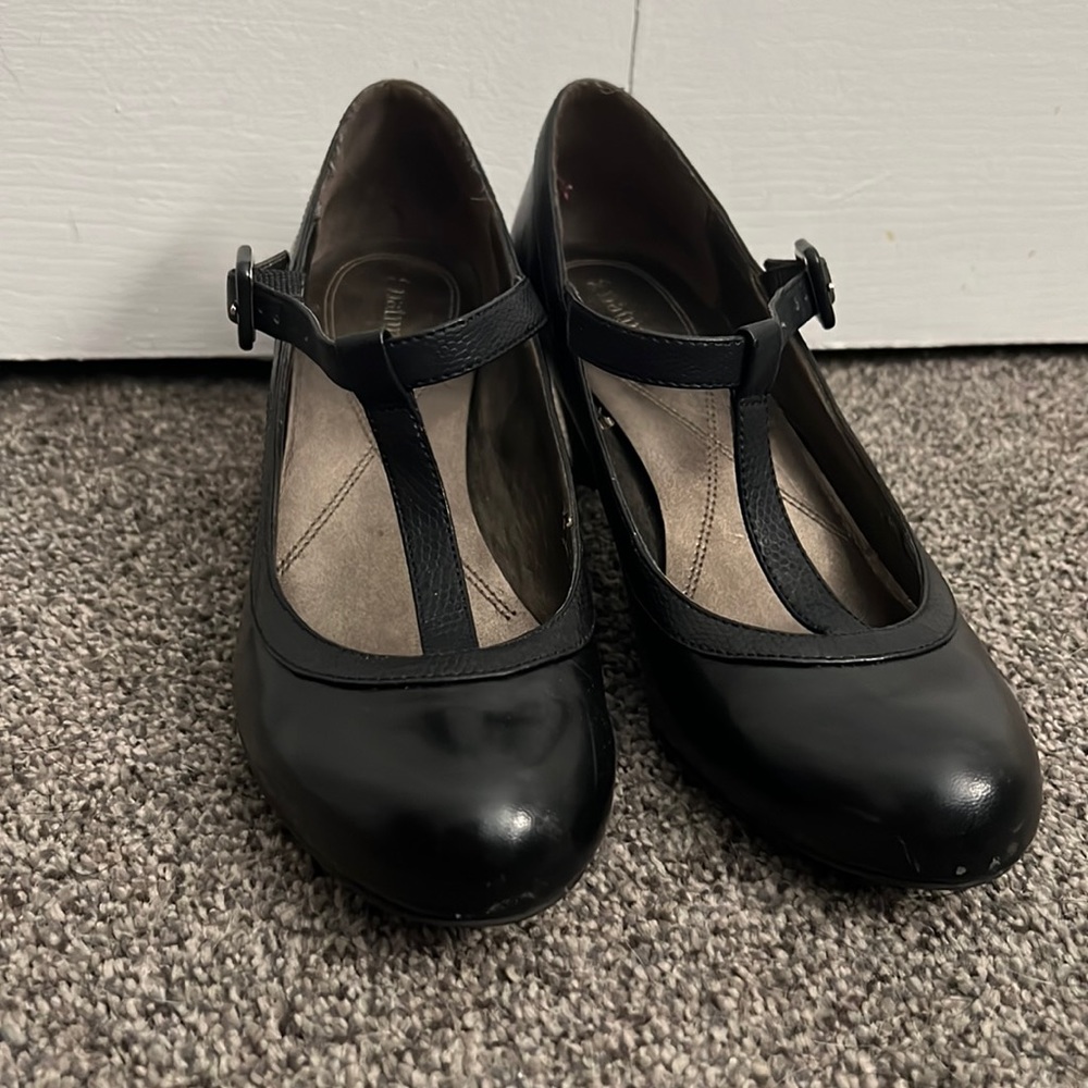 Brand naturalizer black block heel size 7
